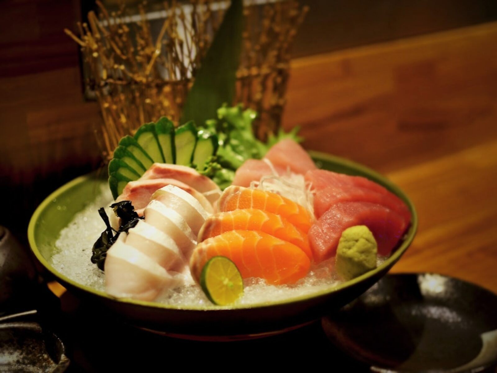 本日の造り盛り合わせ。旬の白身・赤身魚が並ぶ器のイメージ