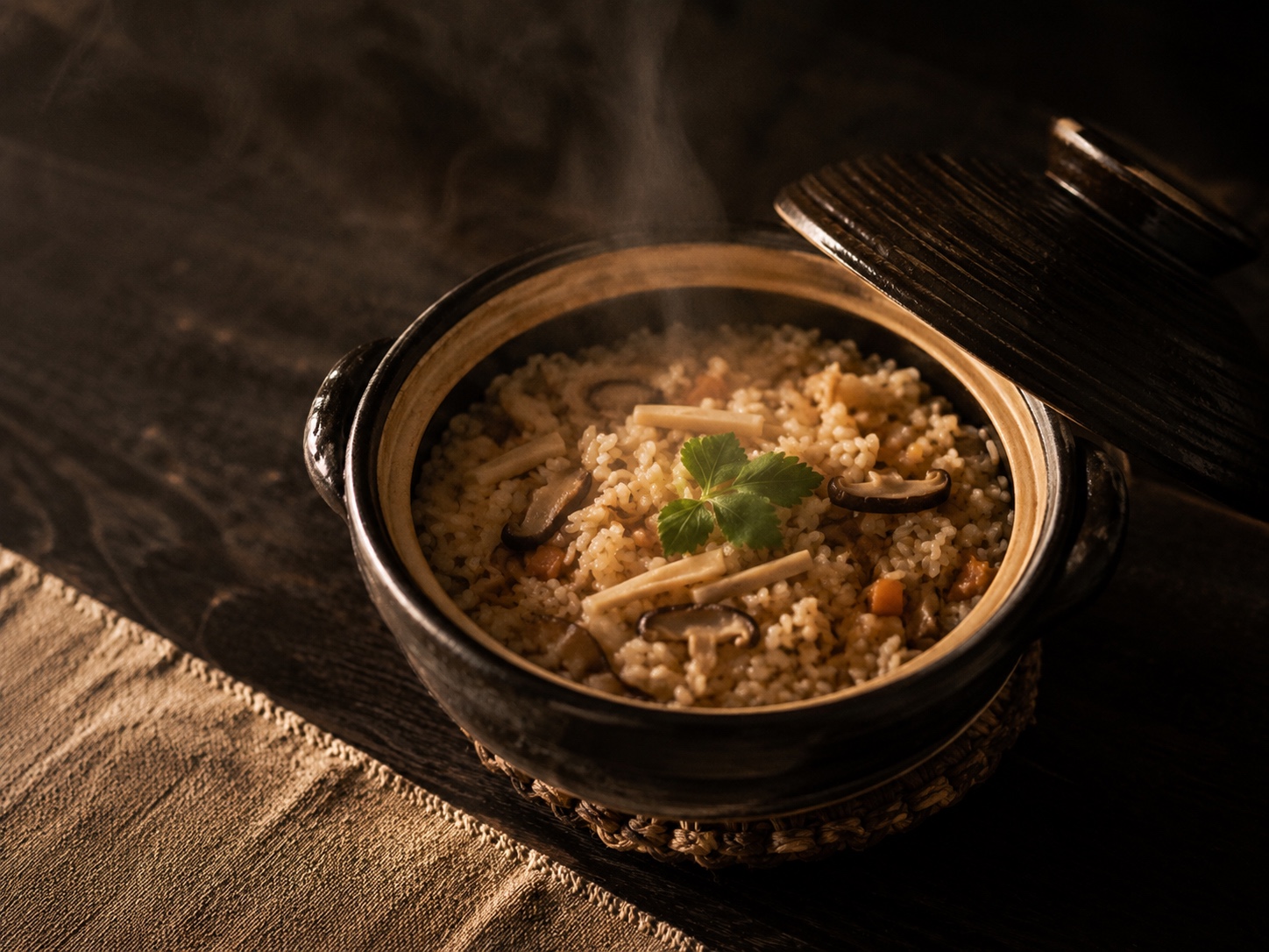 土鍋で炊いた季節の炊き込みご飯のイメージ