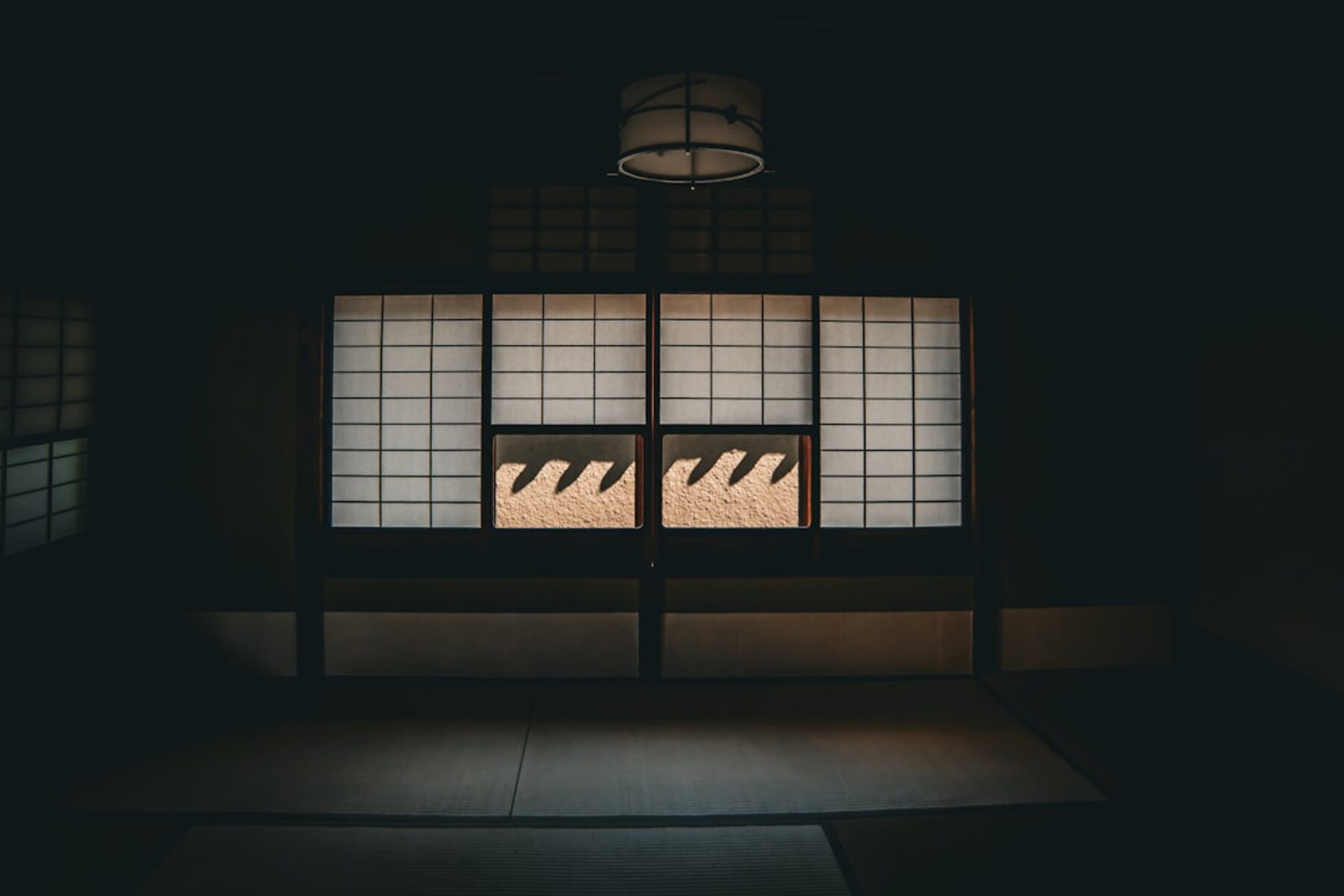 障子越しに灯りが差し込む小上がりの個室のイメージ