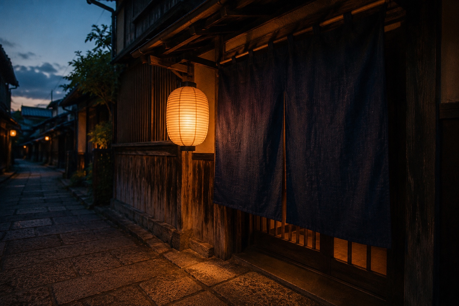 夕暮れ時、暖簾がかかる入口の外観イメージ